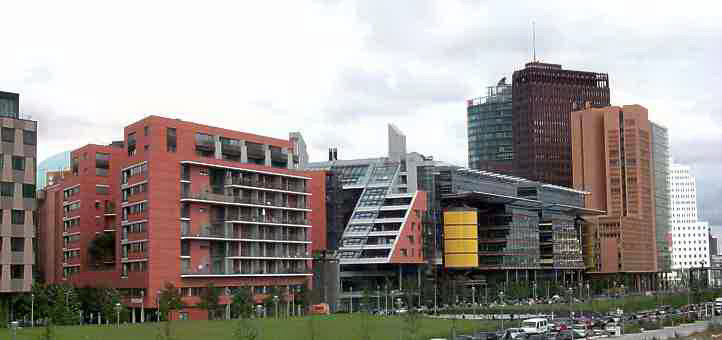 Futuristisch - DaimlerChrysler Gebude am Potsdamer Platz
