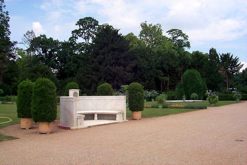Halbkreissitzbank (Exedra) vor dem Ehrenhof am Marmorpalais.