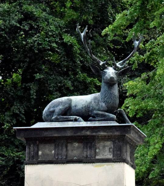 Die liegenden Hirsche auf dem "Hirschtor" am Ufer des Jungfernsees (Havel).