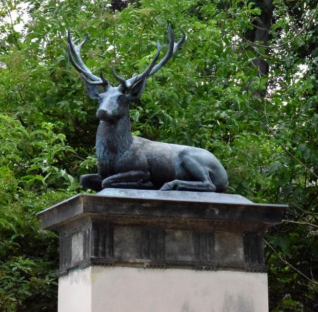 Die liegenden Hirsche auf dem "Hirschtor" am Ufer des Jungfernsees (Havel).