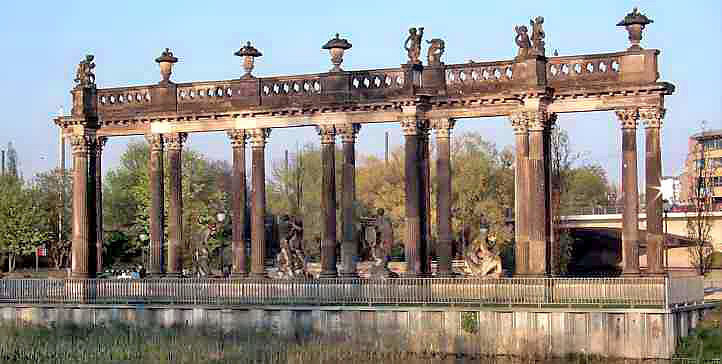 Historische Saeulen am Neptun Bassin im Lustgarten