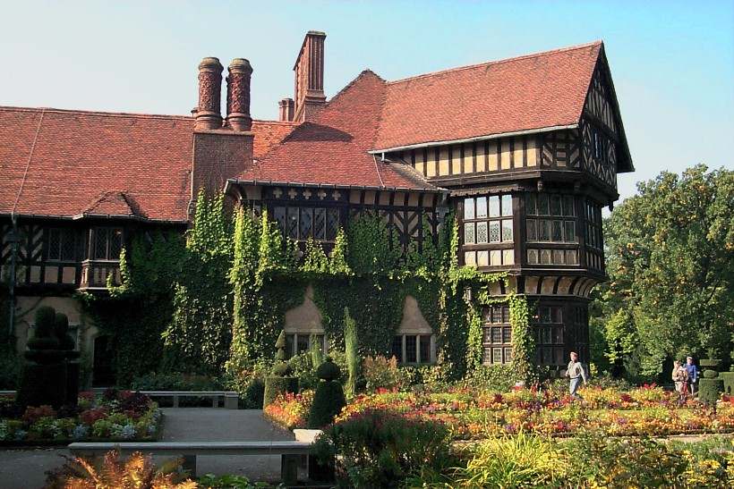 Garten-Seitenansicht zum Schloss Cecilienhof in Potsdam.